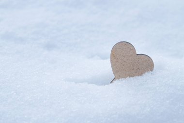 Kar arka planında tek kalp. Sevgililer Günü.