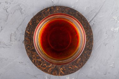 Pu erh çay keki ve alçıdan yapılmış Çin çay fincanı.