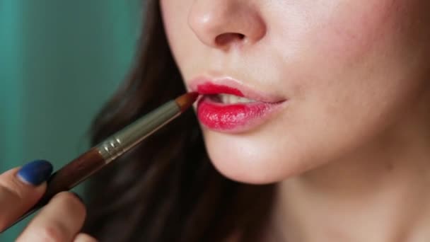 Maquillaje Mano Del Artista Con Pinceladas Delgadas Lápiz Labial Los — Vídeo de stock