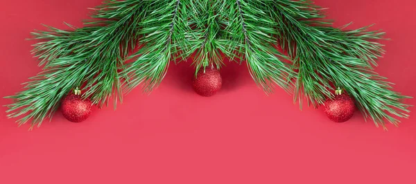 Weihnachtsbaumzweige Mit Roten Glitzernden Kugeln Auf Rotem Hintergrund Mit Kopierraum — Stockfoto
