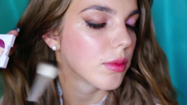 Make Artist Brengt Een Highlighter Borstel Aan Jukbeenderen Van Een — Stockvideo