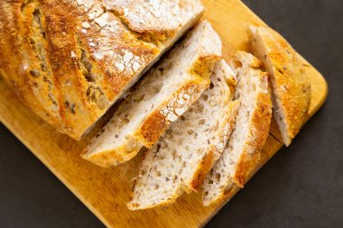 Kesme tahtasındaki zanaatkar ekmek parçaları.