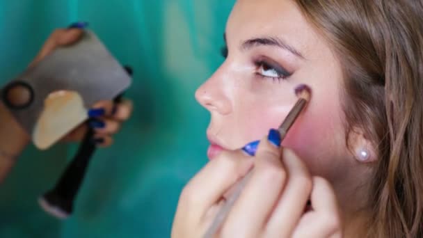 Maquillador Aplica Corrector Debajo Los Ojos Con Cepillo Fino Entrenamiento — Vídeos de Stock