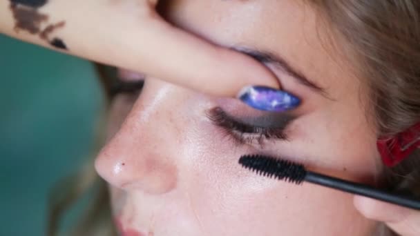 Truccatore Applica Mascara Nero Alle Ciglia Lunghe Soffici Della Ragazza — Video Stock