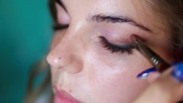 Maquillaje Artista Aplicar Sombra Ojos Los Ojos Una Hermosa Chica — Vídeo de stock