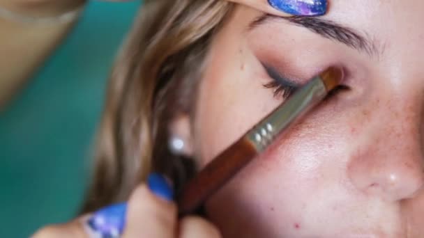 Makeup Καλλιτέχνης Απλώστε Σκιά Ματιών Στα Μάτια Ενός Όμορφου Κοριτσιού — Αρχείο Βίντεο