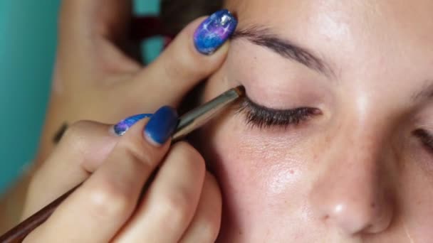 Makyöz Küçük Bir Fırçayla Kızın Gözüne Bir Çizer — Stok video