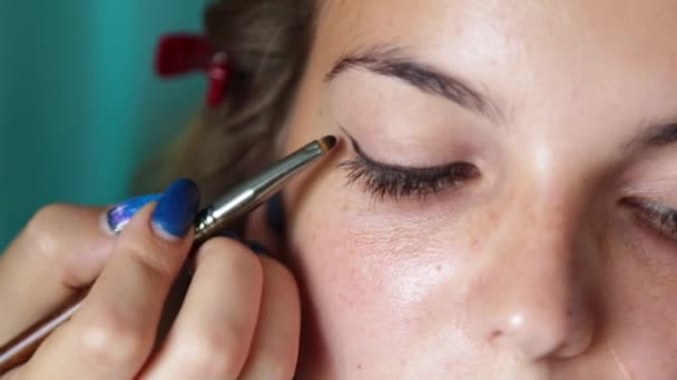 Maquiagem Artista Faz Uma Seta Fina — Vídeo de Stock
