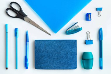 Kırtasiye seti. Ofis aletleri. Okul konseptine dönelim.