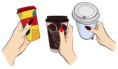 Kadınların elleri parlak kahve, çay ve diğer içecekleri tutar.