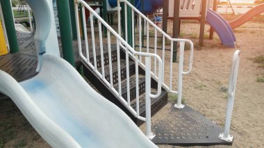 Dışarıya kurulmuş bir oyun alanı çocukların parkta eğlenebileceği eğlenceli bir yerdir..