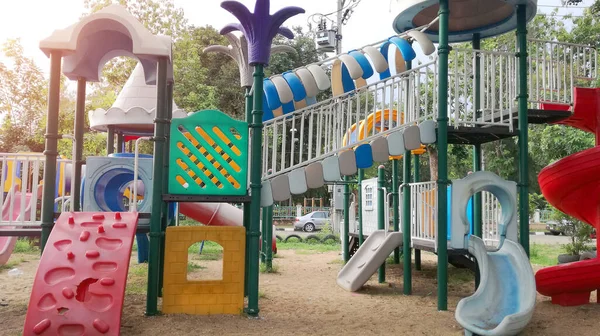 야외에 세워진 놀이터는 아이들이 공원에서 수있는 재미있는 장소이다 — 스톡 사진