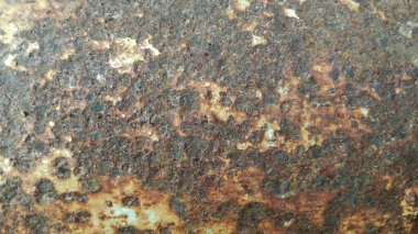 Pas lekeli metal yüzeyler ve güçlü aşınmalar boyanın güneş ve yağmurla soyulmasına neden oluyor..