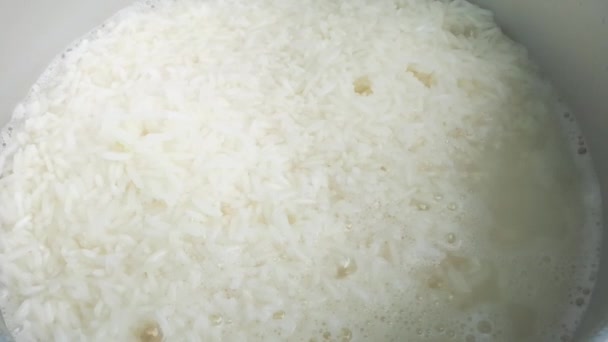 Rijst Koken Een Elektrische Pot Een Gezond Aziatisch Ontbijt Geeft — Stockvideo