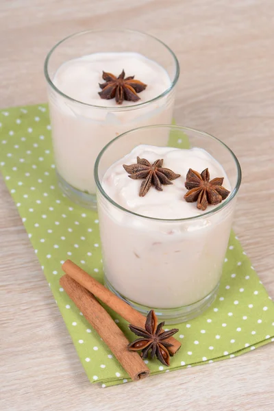 Joghurt mit Zimt und Anis — Stock Photo, Image