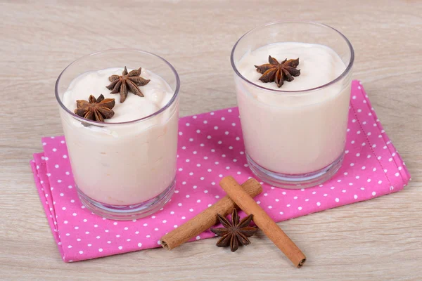 Joghurt mit Zimt und Anis — Stock Photo, Image