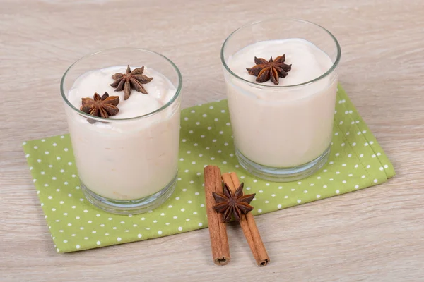 Joghurt mit Zimt und Anis — Stock Photo, Image