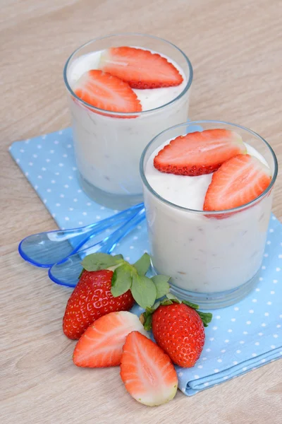 Joghurt mit Erdbeeren — Stock Photo, Image