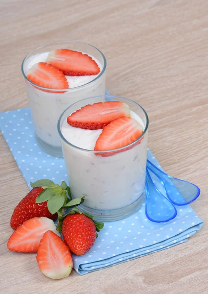 Joghurt mit Erdbeeren — Stock Photo, Image