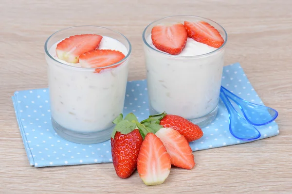 Joghurt mit Erdbeeren — Stock Photo, Image