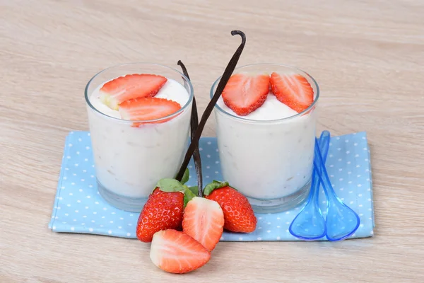 Joghurt mit Erdbeeren — Stock Photo, Image