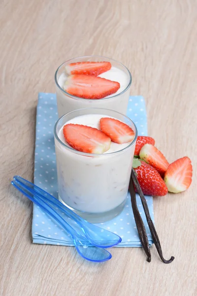 Joghurt mit Erdbeeren — Stock Photo, Image