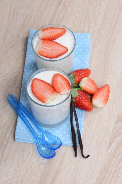 Joghurt mit Erdbeeren — Stock Photo, Image