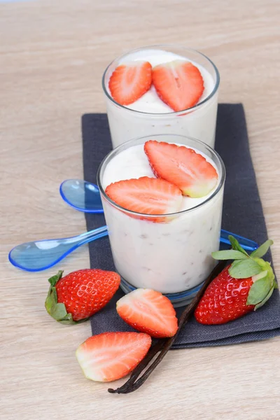 Joghurt mit Erdbeeren — Stock Photo, Image