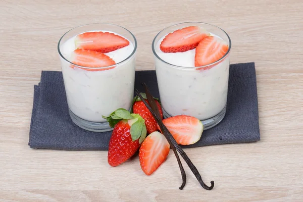 Joghurt mit Erdbeeren — Stock Photo, Image