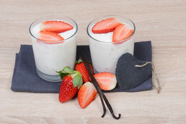 Joghurt mit Erdbeeren — Stock Photo, Image