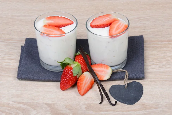 Joghurt mit Erdbeeren — Stock Photo, Image