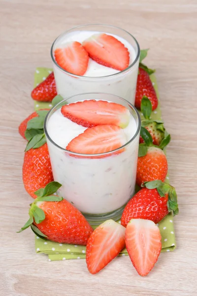 Joghurt mit Erdbeeren — Stock Photo, Image