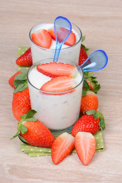 Joghurt mit Erdbeeren — Stock Photo, Image