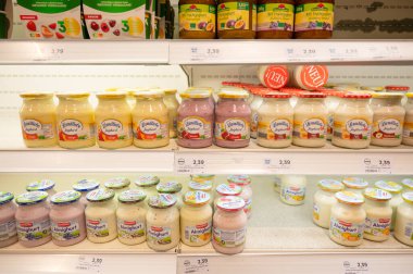 Soğutma rafında meyveli yoğurt, aromalı süt ürünü, süpermarkette raf, Trier, Almanya, 8 Ekim 2025