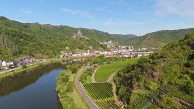 Cochem imparatorluk kalesi, dağdaki tepe taşı, Moselle Vadisi, hava manzaralı Mosel nehri, Almanya, orta yaşlı gotik anıt, tarih. 