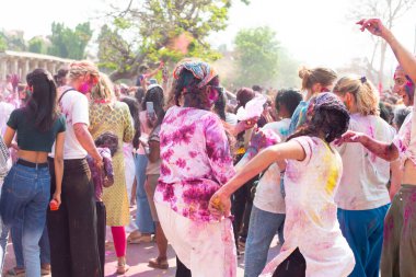 Hampi 'deki Holi festivali, Hindu bayramını kutlayan insanlar, dans eden kalabalık, Hindistan, Karnataka eyaleti, 15 Mart 202