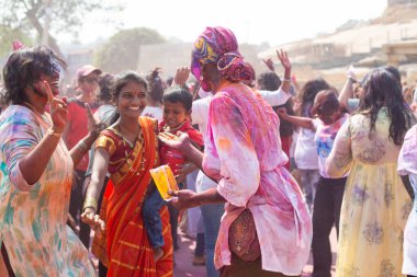 Hampi 'deki Holi festivali, Hindu bayramını kutlayan insanlar, dans eden kalabalık, Hindistan, Karnataka eyaleti, 15 Mart 202