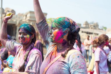 Hampi 'deki Holi festivali, Hindu bayramını kutlayan insanlar, dans eden kalabalık, Hindistan, Karnataka eyaleti, 15 Mart 202
