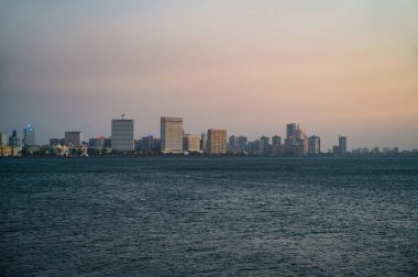 Juhu plajı ve Mumbai, Hindistan 'ın ufuk çizgisi, Asya' da seyahat noktası, tropikal batı kıyısı, Arap denizi, alacakaranlık gecesi 