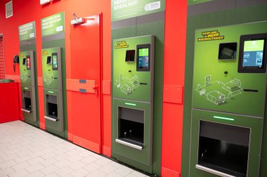 Geri dönüş içecek konteynırları için ters otomat depozito şişeleri ve teneke kutuları, geri dönüşüm sistemi Trier, Almanya, 24 Ekim 2025