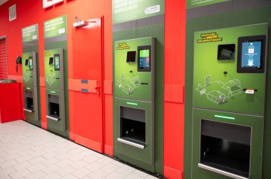 Mevduat şişeleri ve kutular, geri dönüşümlü içecek konteynırları için ters otomat Trier, Almanya 'da geri dönüşüm sistemine tabi, 24 Ekim 2025