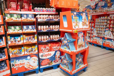 Noel tatlıları, çocuk yuvası, yeni takvim, Noel Baba ve çikolata topları Trier, Almanya 'da bir süpermarkette, 29 Ekim 2025