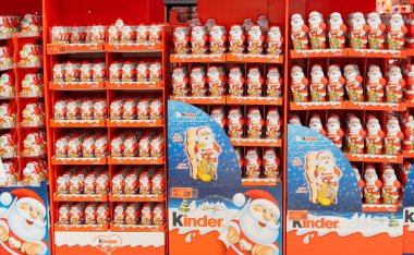 Süpermarketteki raflarda noel için Noel Baba kremalı Noel Baba karışımı, fındıklı kış sezonu tatlısı, Trier, Almanya, 29 Ekim 2025