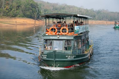 Periyar Gölü 'nde tekne gezisi, sabah sisli orman, Hindistan' da Vahşi Yaşam Sığınağı, Kerala 'da Idukki ve Pathanamthitta, Pamba Nehri havzası, 25 Mart 2025