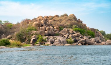 Hampi manzarası, kayalı Tungabhadra nehri, Hippie adası manzarası, Güney Hindistan, Karnataka, seyahat yeri