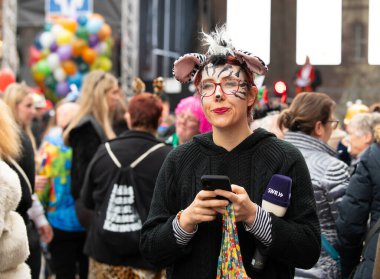 Karnaval açılış etkinliği, aptal sezonu, renkli canlı kostüm ve makyaj, bir grup insan, Trier, Almanya, 11 Kasım 2025