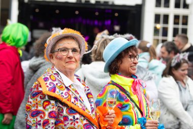 Karnaval açılış etkinliği, aptal sezonu, renkli canlı kostüm ve makyaj, bir grup insan, Trier, Almanya, 11 Kasım 2025