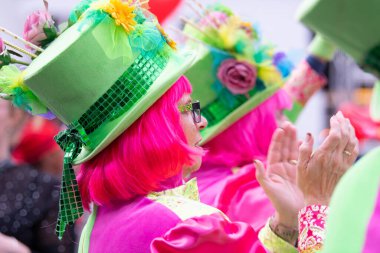 Karnaval açılış etkinliği, aptal sezonu, renkli canlı kostüm ve makyaj, bir grup insan, Trier, Almanya, 11 Kasım 2025