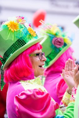 Karnaval açılış etkinliği, aptal sezonu, renkli canlı kostüm ve makyaj, bir grup insan, Trier, Almanya, 11 Kasım 2025