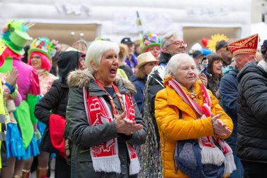 Karnaval açılış etkinliği, aptal sezonu, renkli canlı kostüm ve makyaj, bir grup insan, Trier, Almanya, 11 Kasım 2025